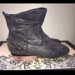 Wet seal Grey booties